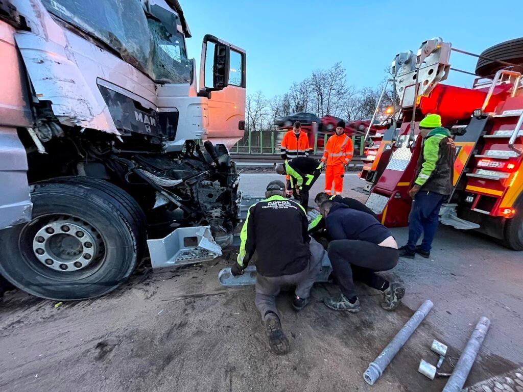 Holowanie tir Chojnów – obsługa zdarzenia drogowego z udziałem TIR na autostradzie.