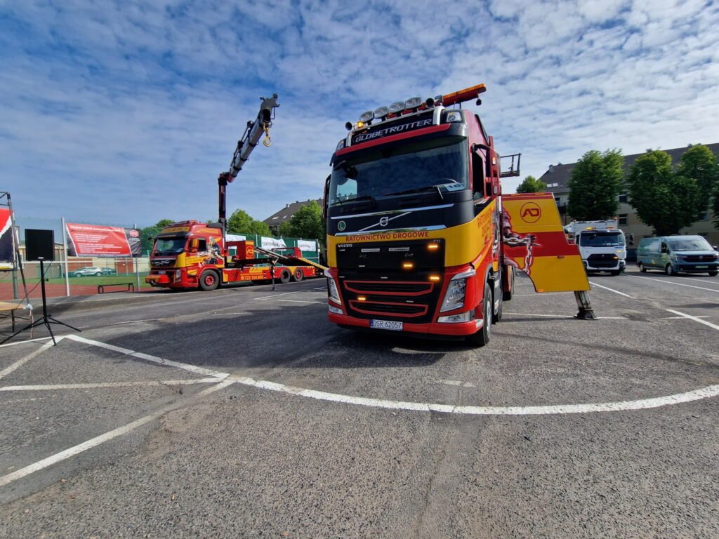 Pomoc drogowa TIR Chojnów – holownik TIR oraz laweta z HDS do podnoszenia i transportu pojazdów