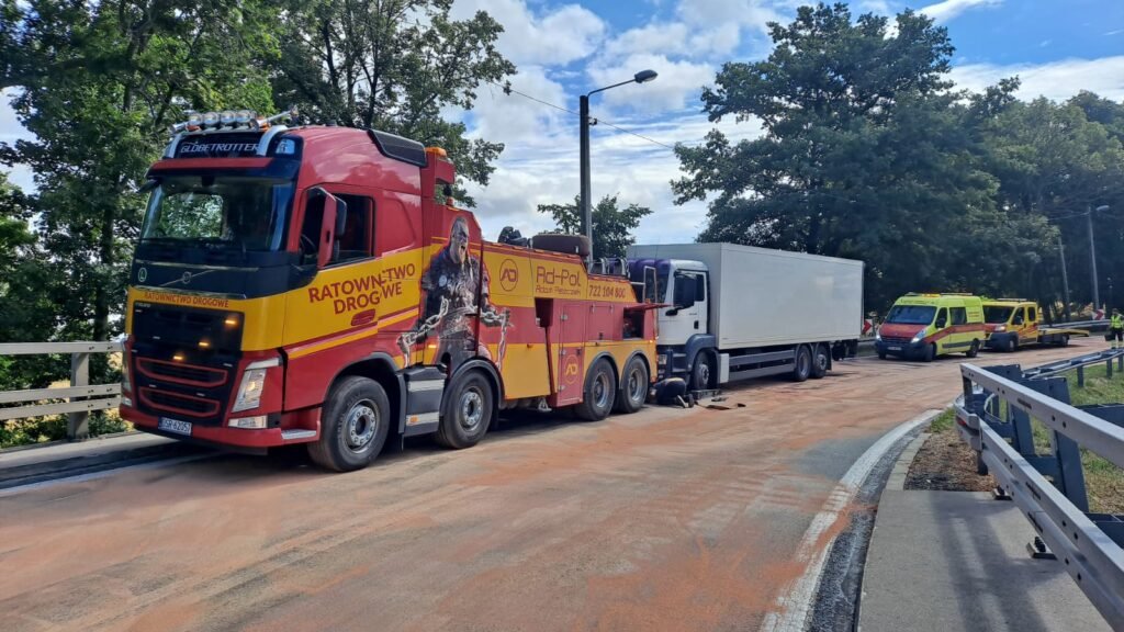 Pomoc drogowa TIR Chojnów – holownik TIR podczas zdarzenia drogowego na terenie miasta