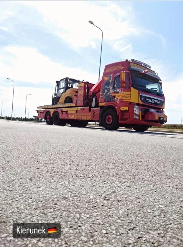Holowanie ciężarówek Chojnów – specjalistyczna laweta przystosowana do transportu pojazdów ciężarowych.