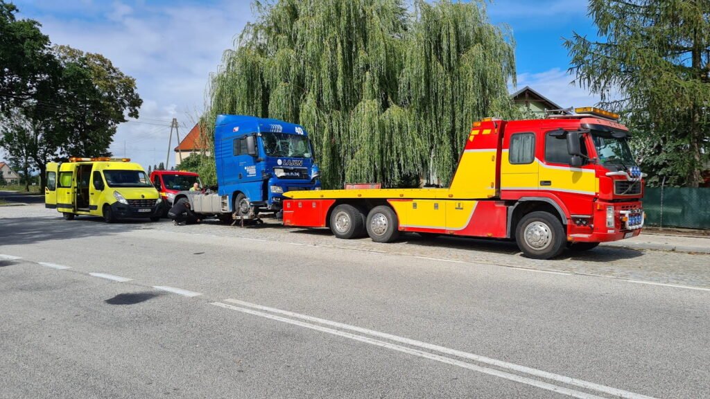 Holowanie tir Chojnów – laweta przewozi uszkodzonego tira do serwisu po kolizji.
