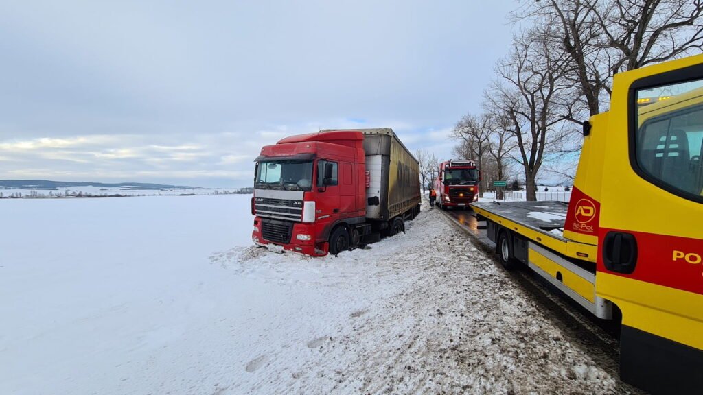 Holowanie tir Chojnów – proces wyciągania tira, który wypadł z drogi przy użyciu specjalistycznego sprzętu.