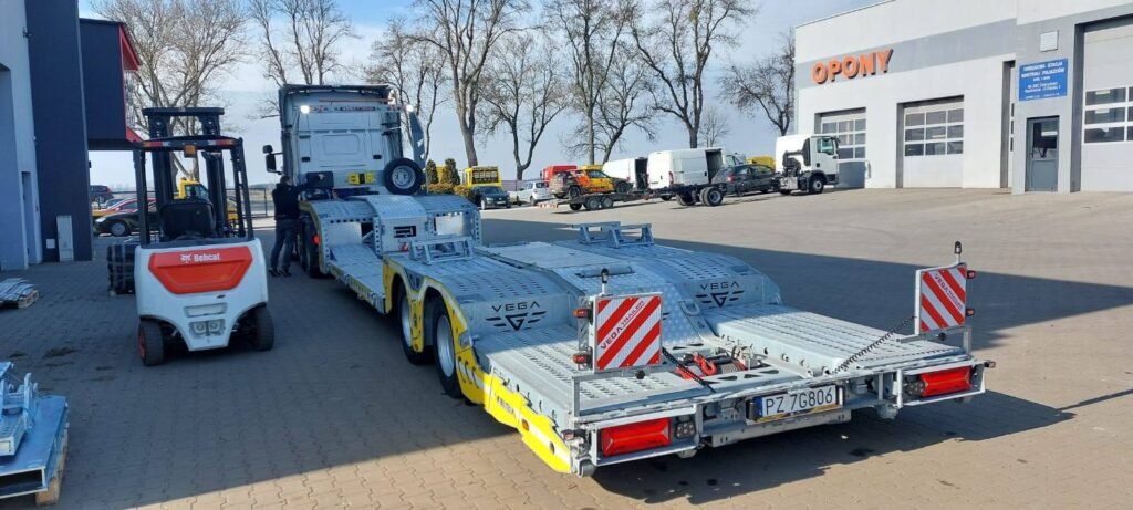 Holowanie ciężarówek Chojnów – laweta niskopodwoziowa do bezpiecznego transportu ciężkich pojazdów.
