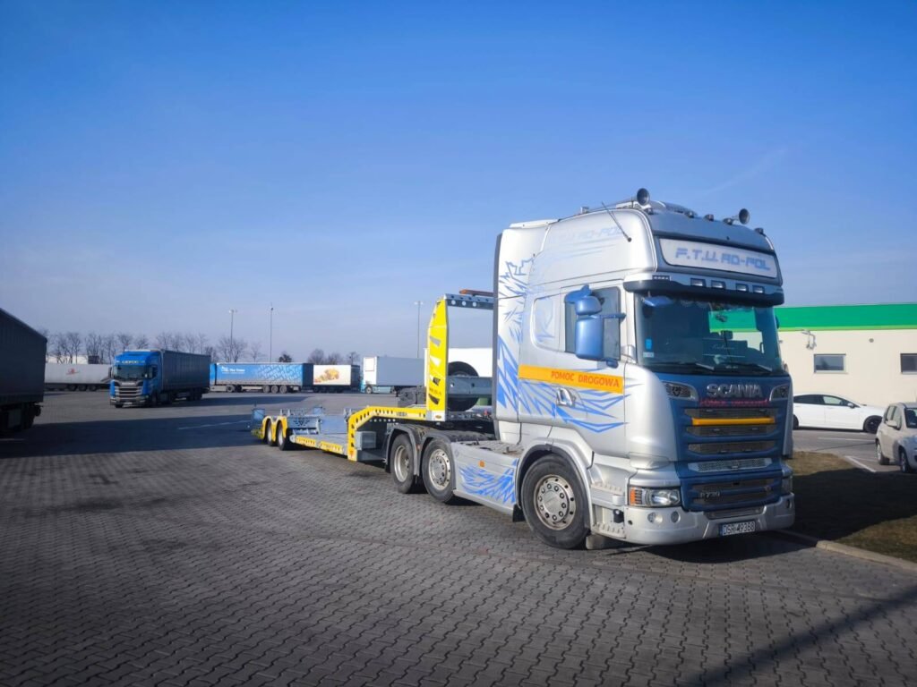 Pomoc drogowa TIR Chojnów – laweta niskopodwoziowa do transportu maszyn i pojazdów ciężkich