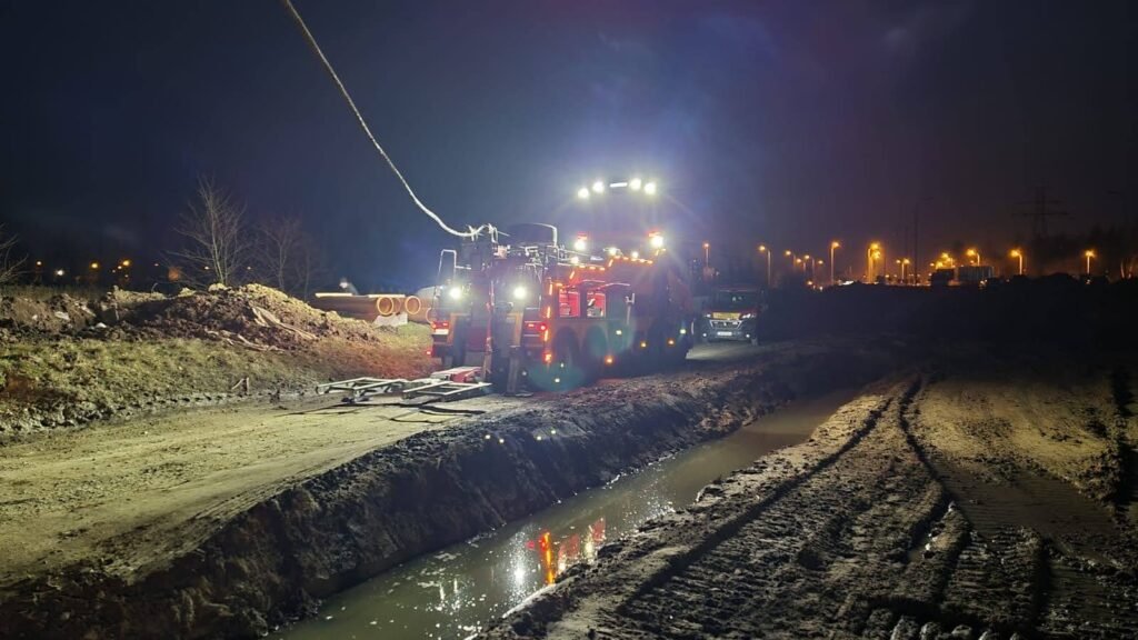 Pomoc drogowa TIR Chojnów udziela pomocy ciężarówce po awarii na drodze krajowej, mobilny serwis naprawia pojazd ciężarowy na trasie.