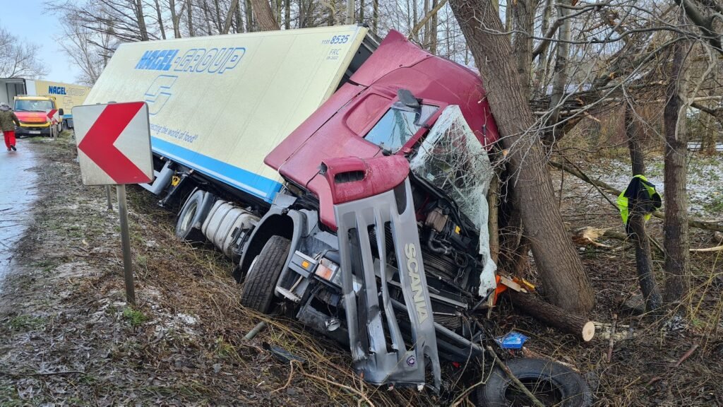 Profesjonalne holowanie ciężarówek Chojnów podczas awarii TIR-a na drodze z użyciem specjalistycznego sprzętu