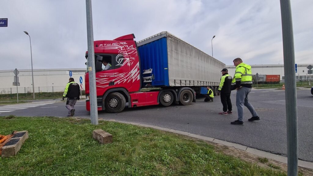Pomoc drogowa TIR Chojnów naprawia awarię ciężarówki przy drodze ekspresowej w nocy