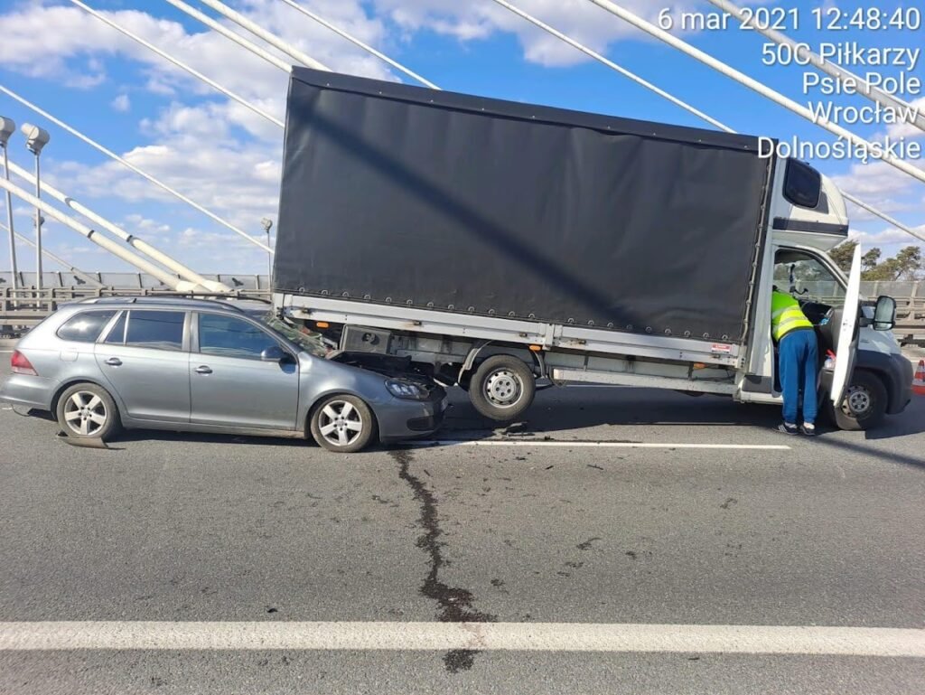 Pomoc drogowa TIR Chojnów holuje uszkodzoną ciężarówkę na trasie w pobliżu Chojnowa