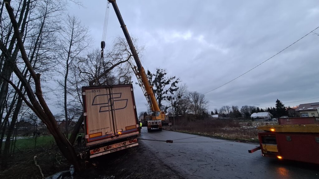 Holowanie TIR Chojnów – specjalistyczny pojazd holowniczy transportuje uszkodzoną ciężarówkę po awarii na drodze.