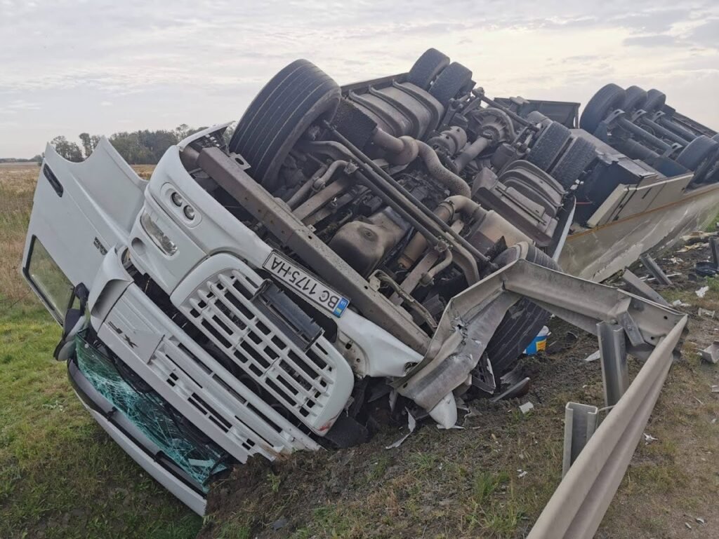 Pomoc drogowa TIR Chojnów zabezpiecza uszkodzoną ciężarówkę i wykonuje naprawę na autostradzie A4.