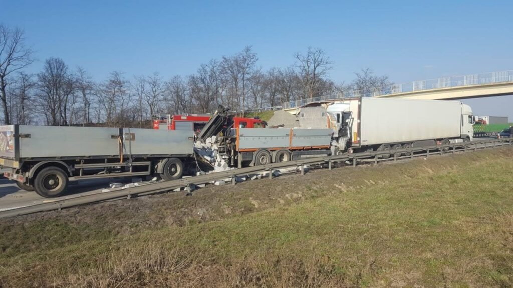 Holowanie TIR Chojnów wykonywane przez specjalistyczny pojazd pomocy drogowej podczas zabezpieczonej akcji transportu uszkodzonej ciężarówki.
