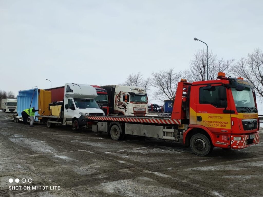 Pomoc drogowa TIR Chojnów podczas holowania uszkodzonego samochodu ciężarowego na trasie.