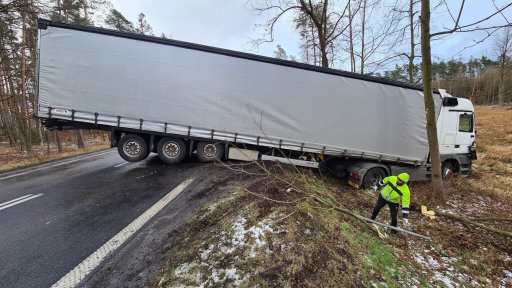 Pomoc drogowa TIR Chojnów podczas zabezpieczania uszkodzonego zestawu ciężarowego